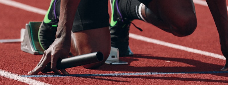 NBA篮球运动员勒布朗·詹姆斯在比赛中扣篮的精彩瞬间